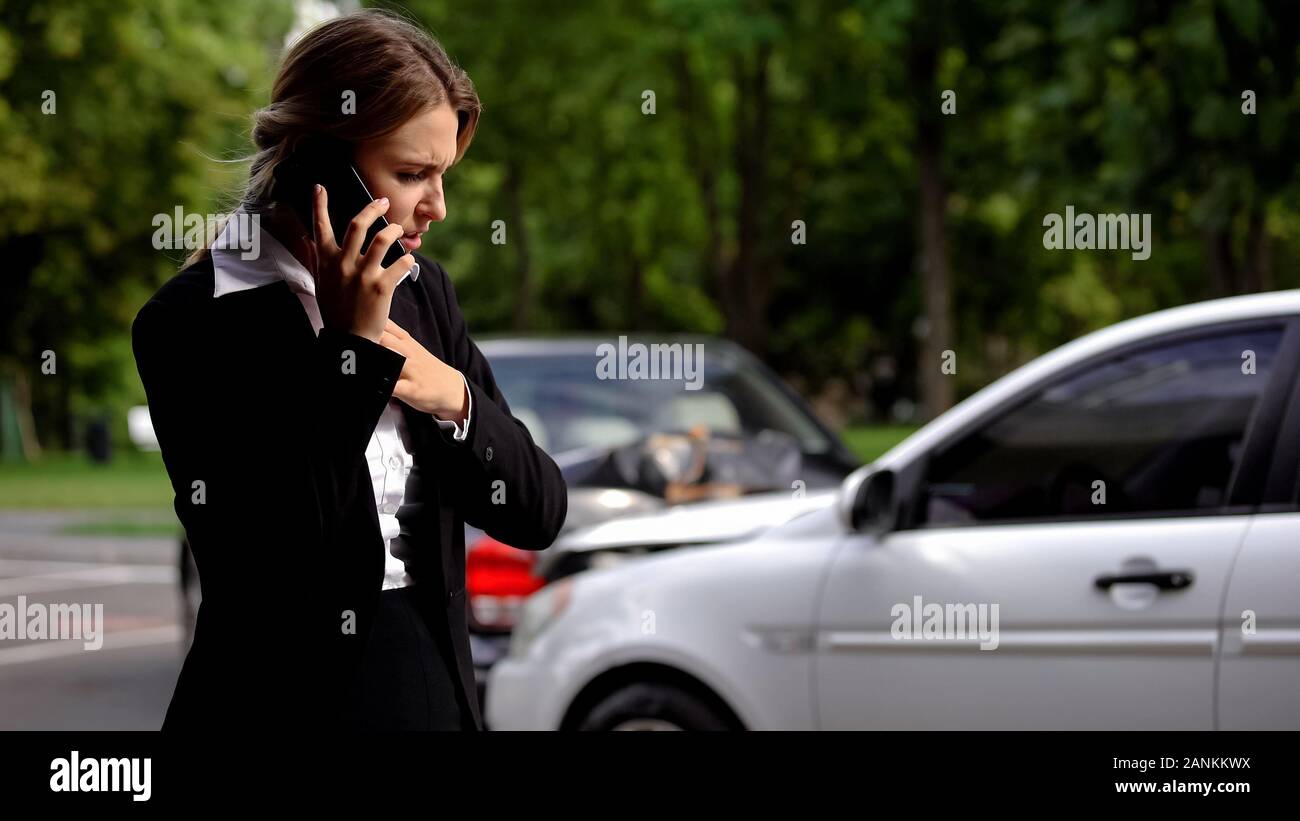 La pilote a souligné téléphone parlant scène accident de voiture, auto, l'assurance dommages Banque D'Images