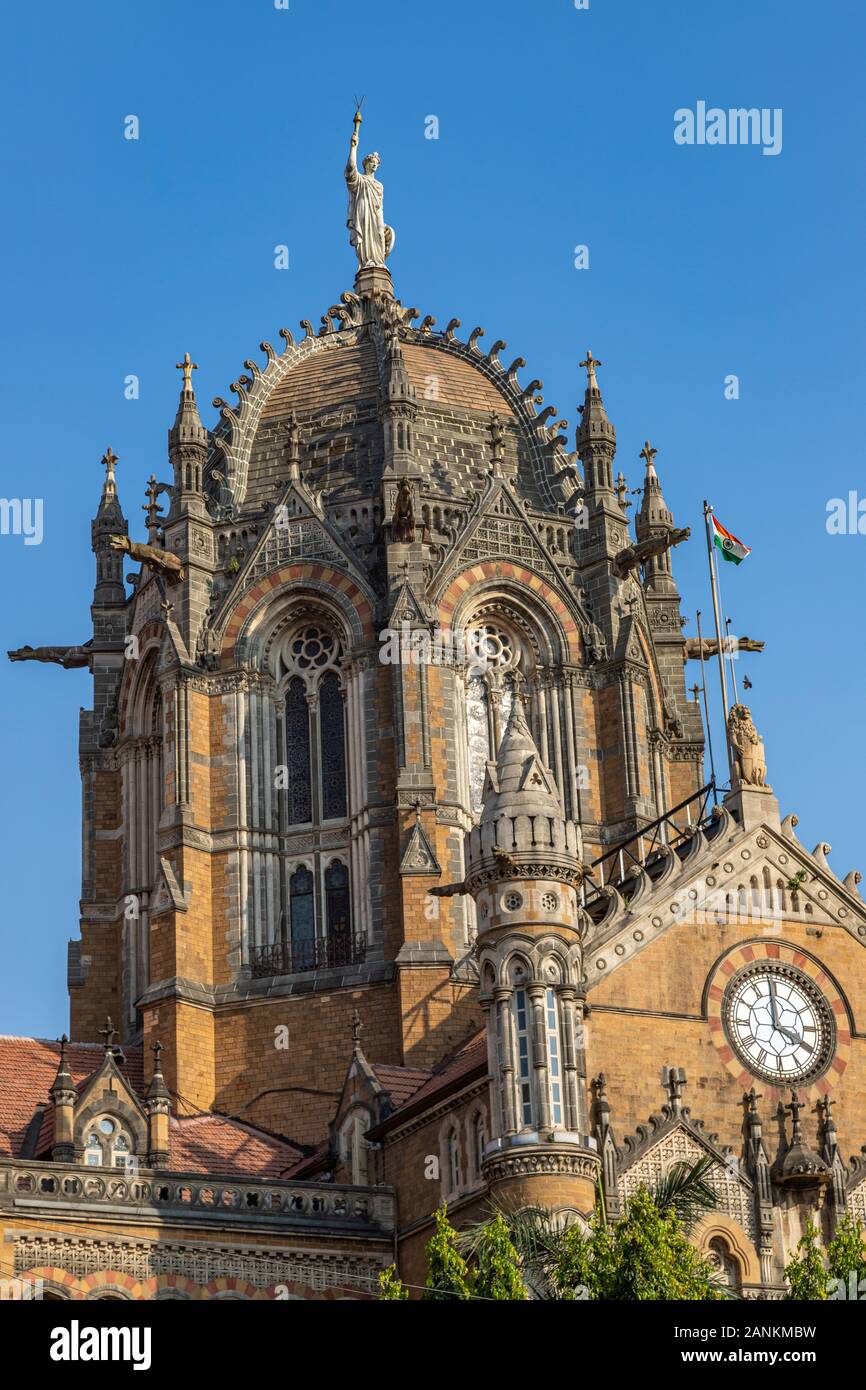 Vue rapprochée de Chhatrapati Shivaji Terminus anciennement Victoria Terminus à Mumbai, Inde est un site classé au patrimoine mondial de l'UNESCO et une statio ferroviaire historique Banque D'Images