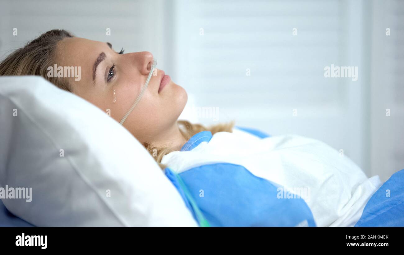 Femme pleurer avec l'oxygène cathéter nasal, s'inquiéter avant opération importante Banque D'Images