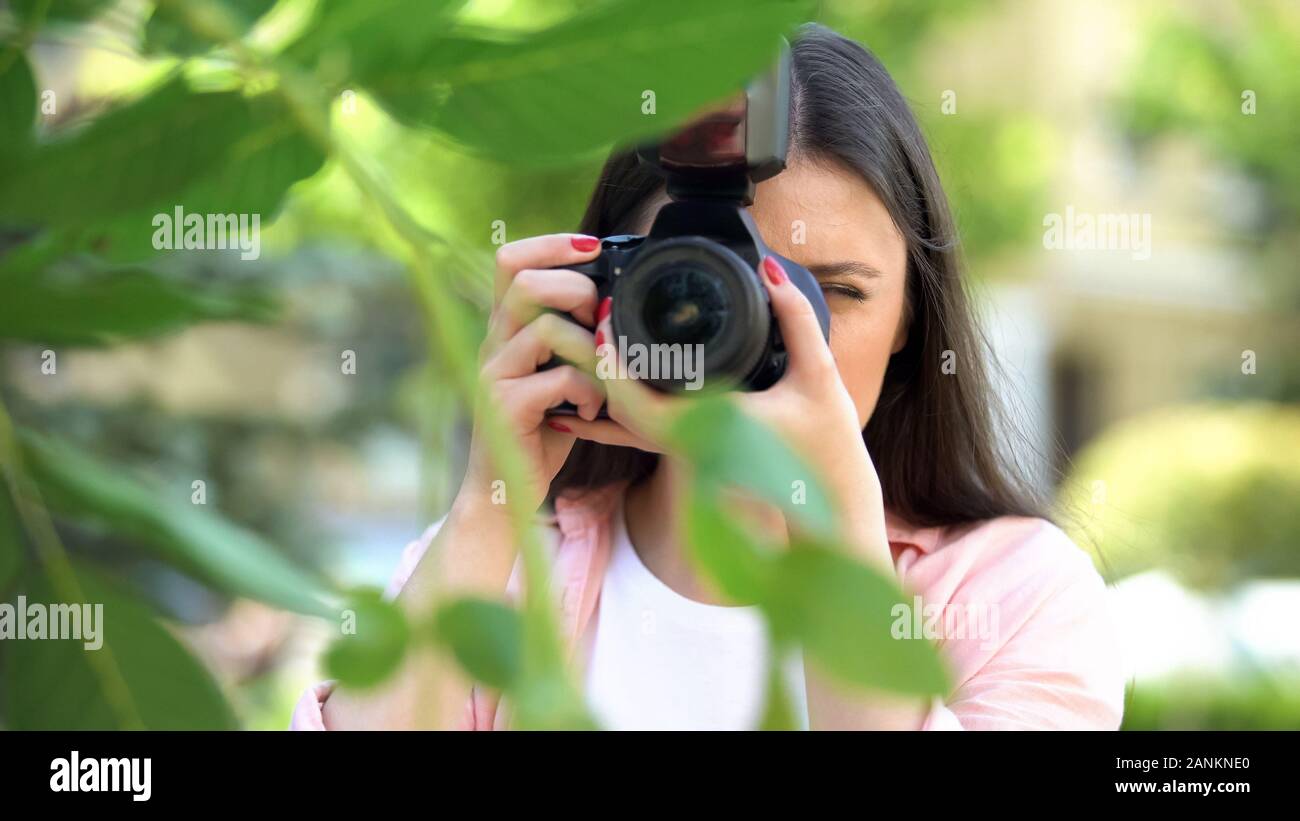 La Femme Est Une Photographe Professionnelle Avec L'appareil-photo