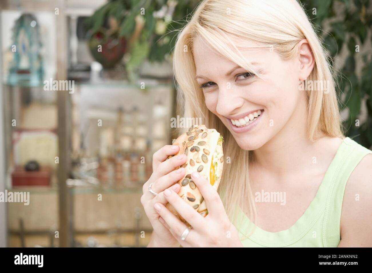 Junge Frau isst gesundes Brot - Young Woman eating Pain Banque D'Images