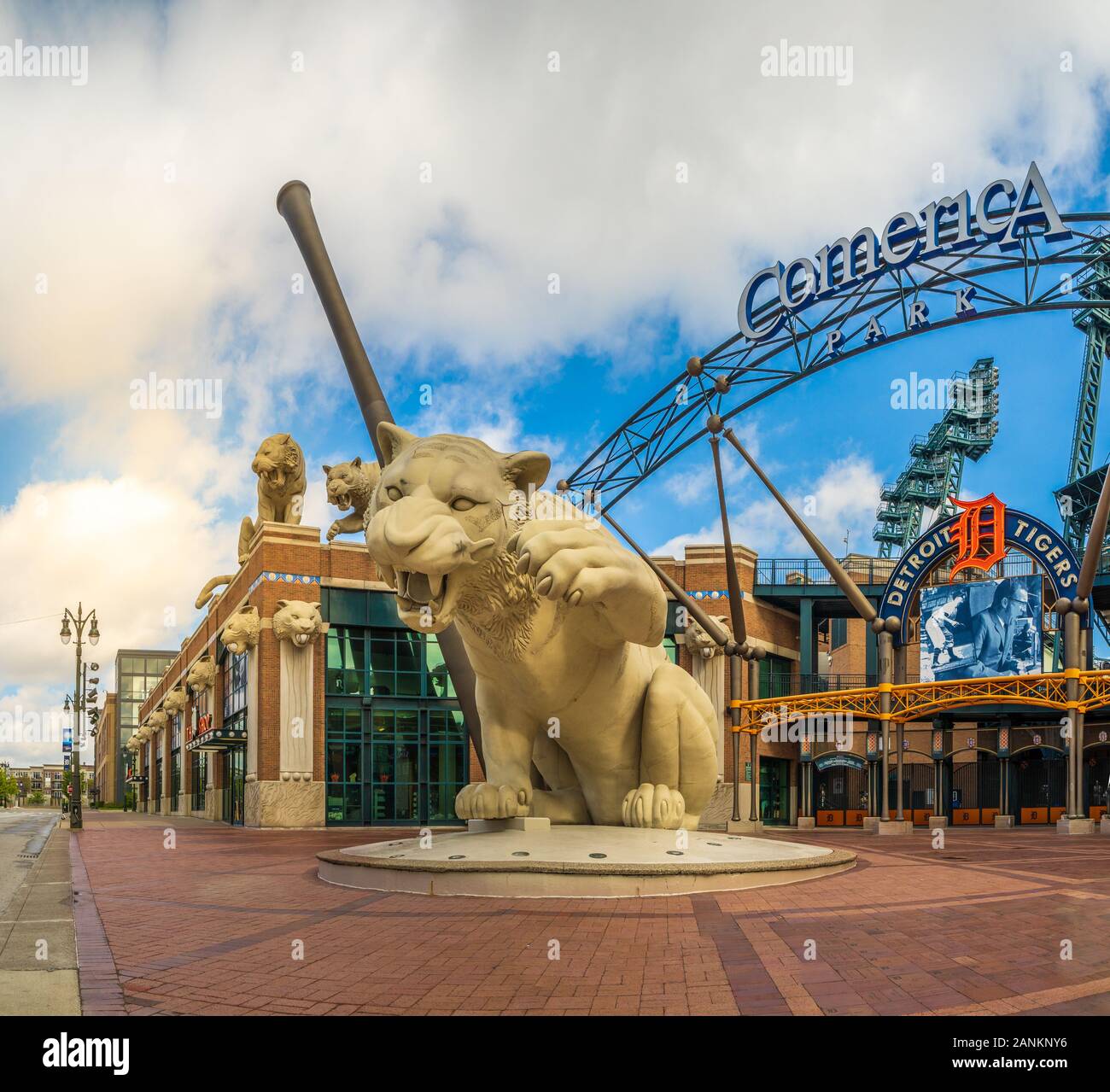 Detroit, MI - 6 Oct 2019 : Comerica Park est l'accueil de l'équipe de baseball des Detroit Tigers. Le tigre se dresse à l'entrée principale du parc et Witherell s Banque D'Images