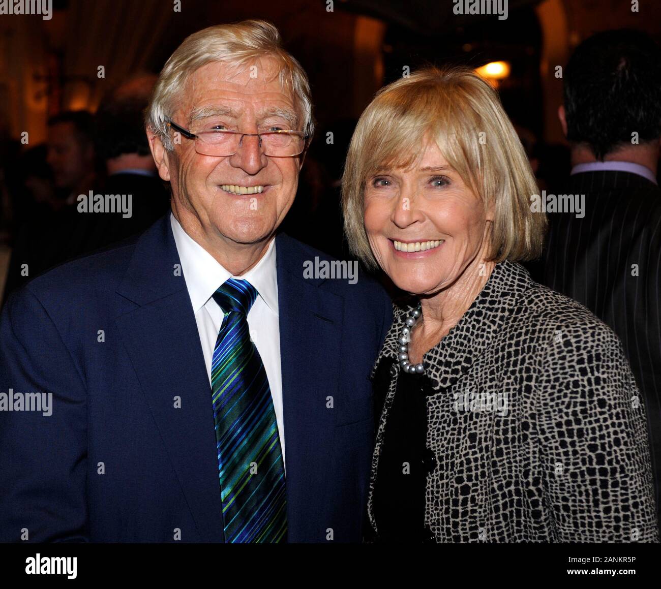 Sir Michael Parkinson avec sa femme Marie célébrant le lancement de son livre 'Parky Mon Autoiography' lors d'une réception à Holland Park, Kensington Londres. Banque D'Images