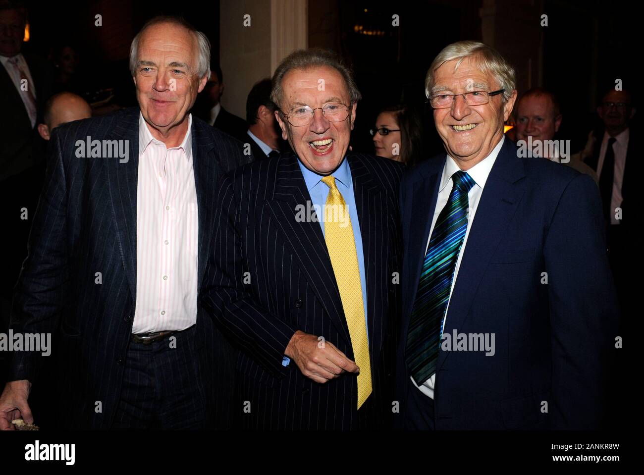 Sir Michael Parkinson célébrant le lancement de son livre 'Parky mon autobiographie' la fête avec Sir David Frost et Sir Tim Rice lors d'une réception Holland Park, Kensington Londres. Banque D'Images