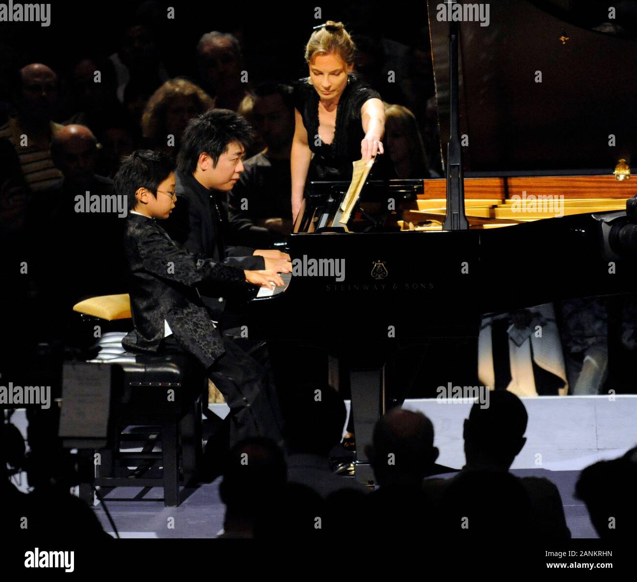 American music prodigy 9 ans Marc Yu à la BBC Proms au Royal Albert Hall  avec d'autres musicien Lang Lang en 2008 Photo Stock - Alamy