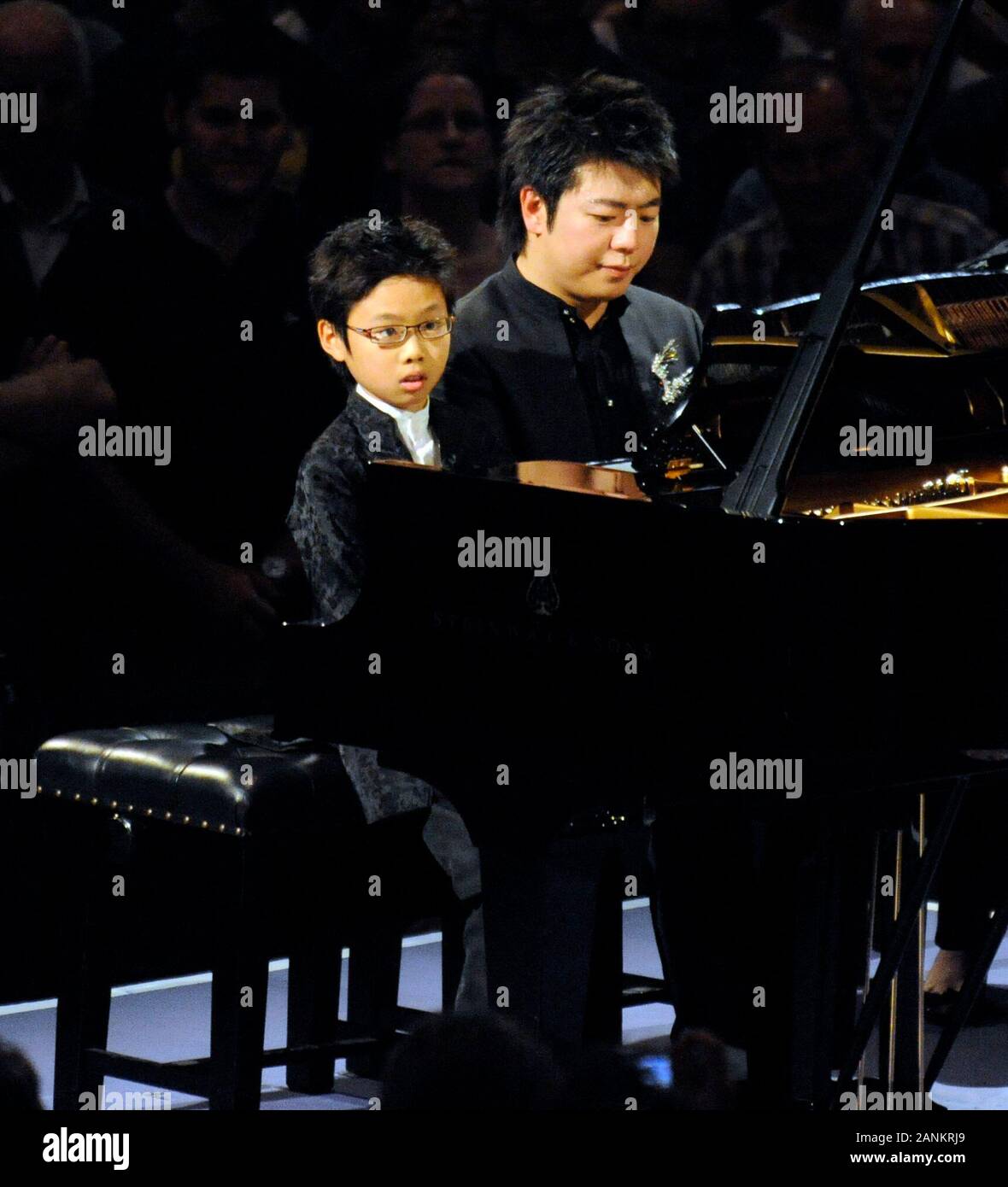 American music prodigy 9 ans Marc Yu à la BBC Proms au Royal Albert Hall  avec d'autres musicien Lang Lang en 2008 Photo Stock - Alamy