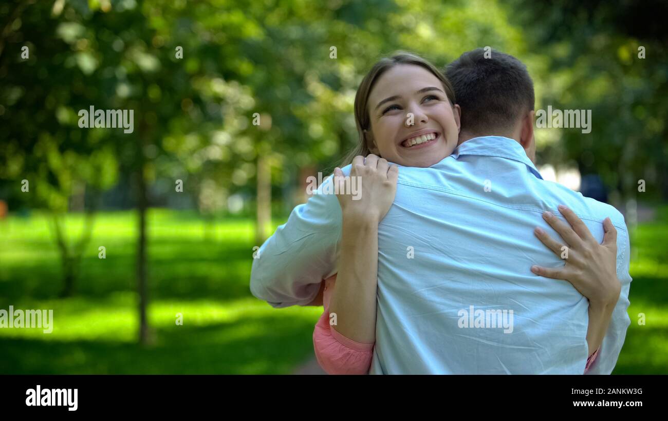 Smiling woman hugging man, rencontre tant attendue, chaleureuse relation amicale Banque D'Images