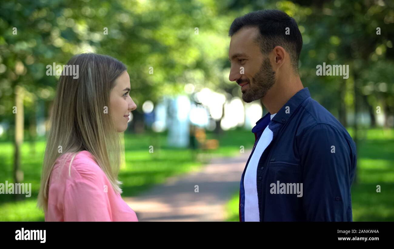 Aimer les hommes et les femmes à l'autre comité permanent à l'extérieur, d'affection romantique Banque D'Images