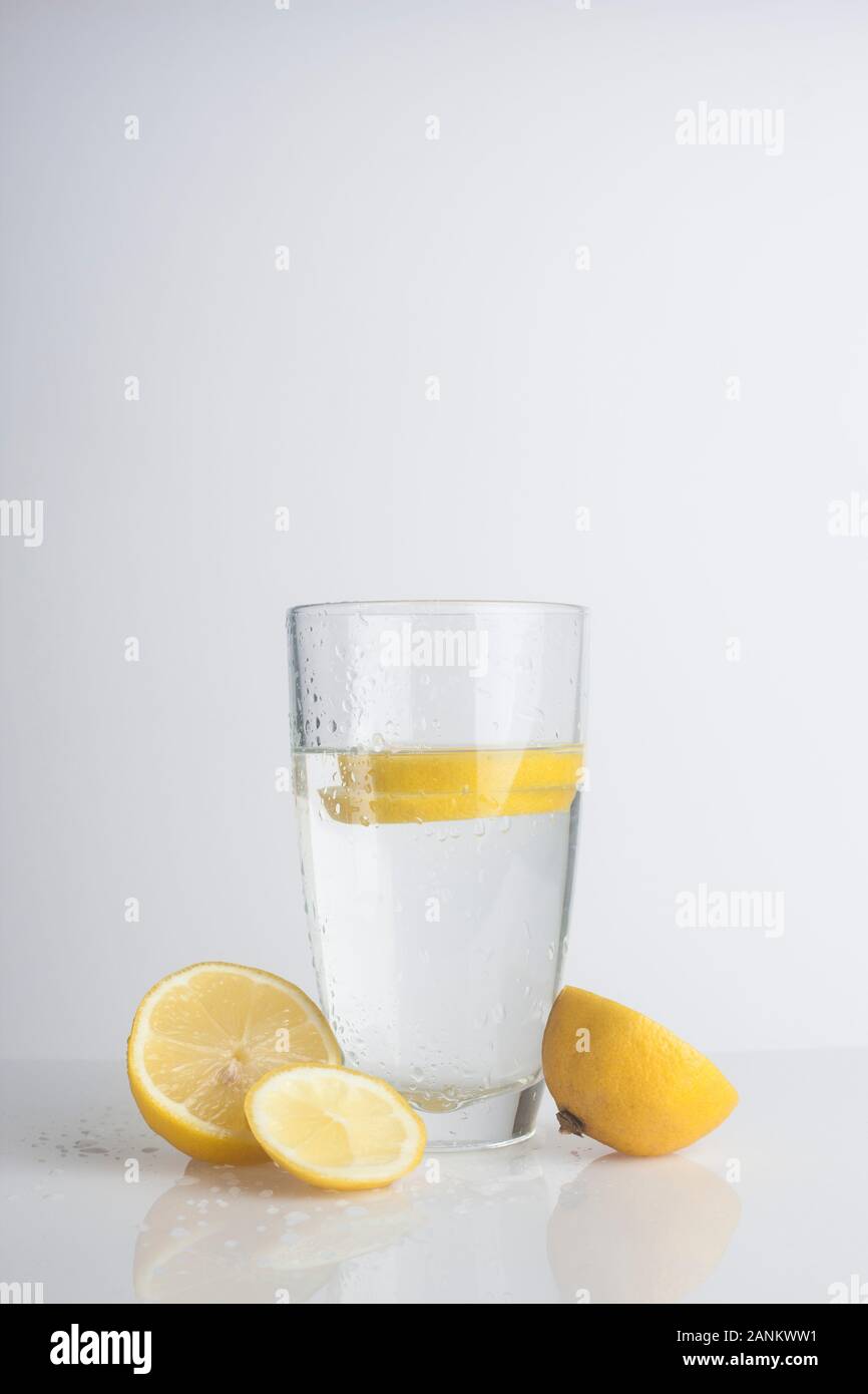 Un verre d'eau avec les tranches de citron frais Banque D'Images