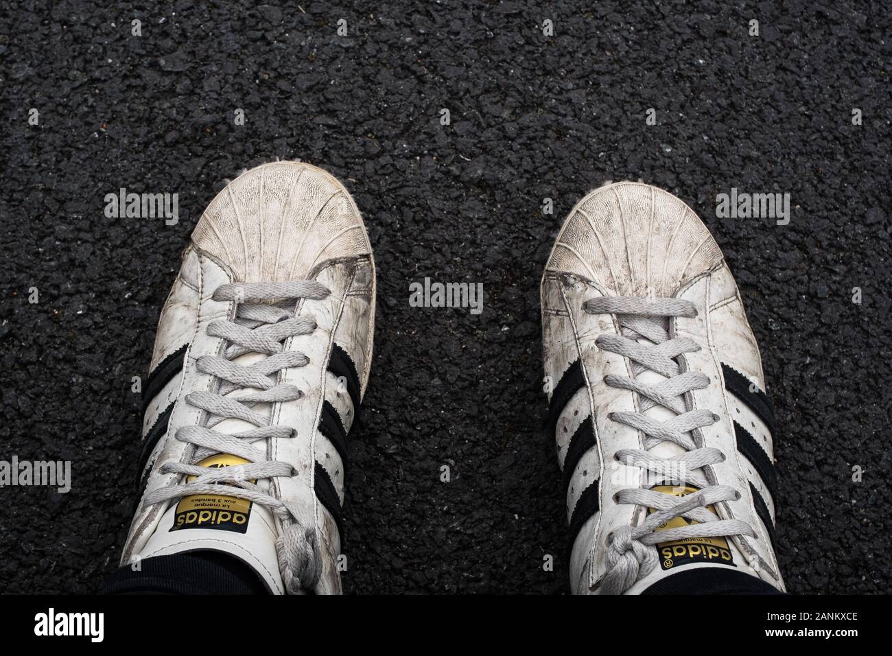 Adidas black and white trainers Banque de photographies et d'images à haute  résolution - Alamy