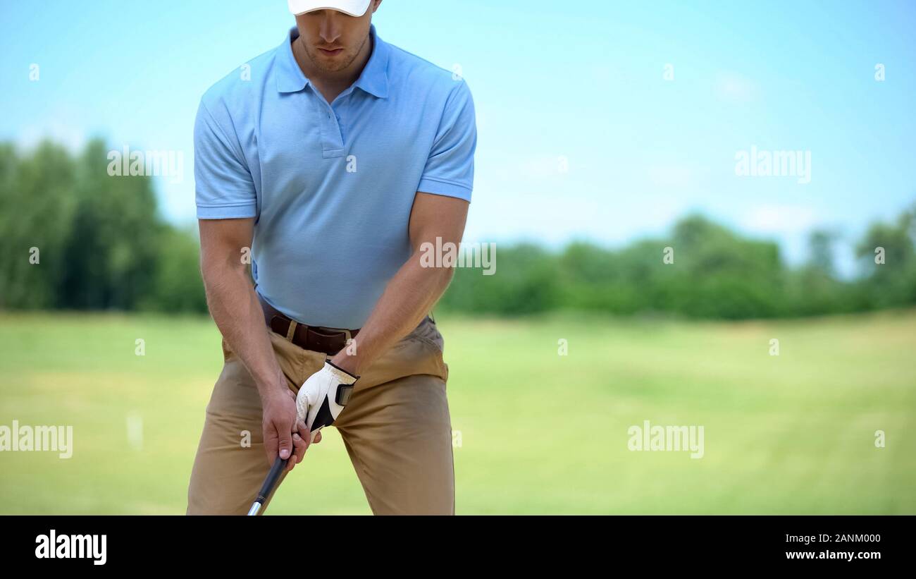 Joueur de golf professionnel visant à balle frappée, de formation et de passe-temps favori Banque D'Images