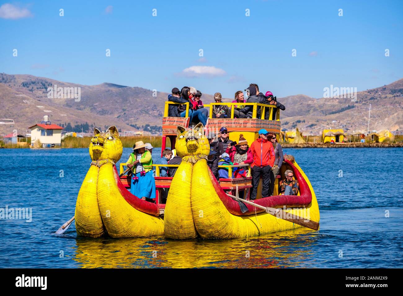 Roseau Totora bateau transportant les touristes, les îles flottantes des Uros, Lac Titicaca, Puno, Pérou Banque D'Images