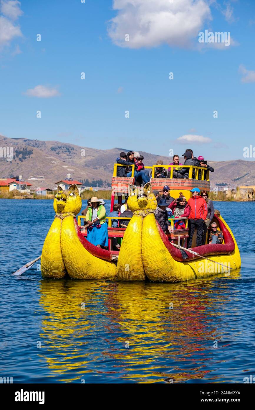 Roseau Totora bateau transportant les touristes, les îles flottantes des Uros, Lac Titicaca, Puno, Pérou Banque D'Images