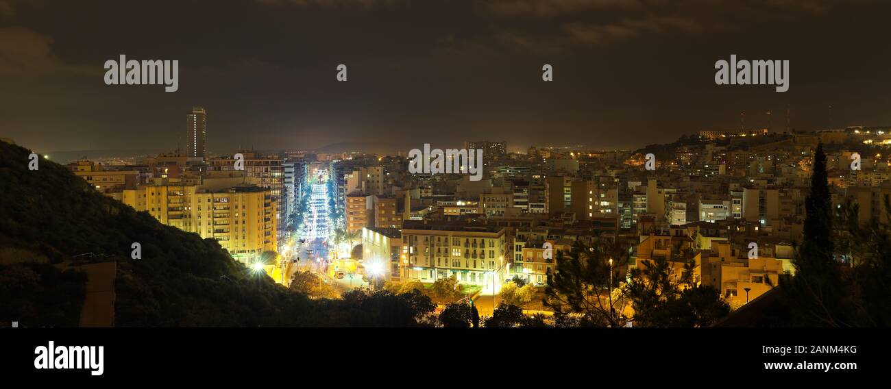 Skiline de la ville d'Alicante de nuit. Tir vertical. Banque D'Images