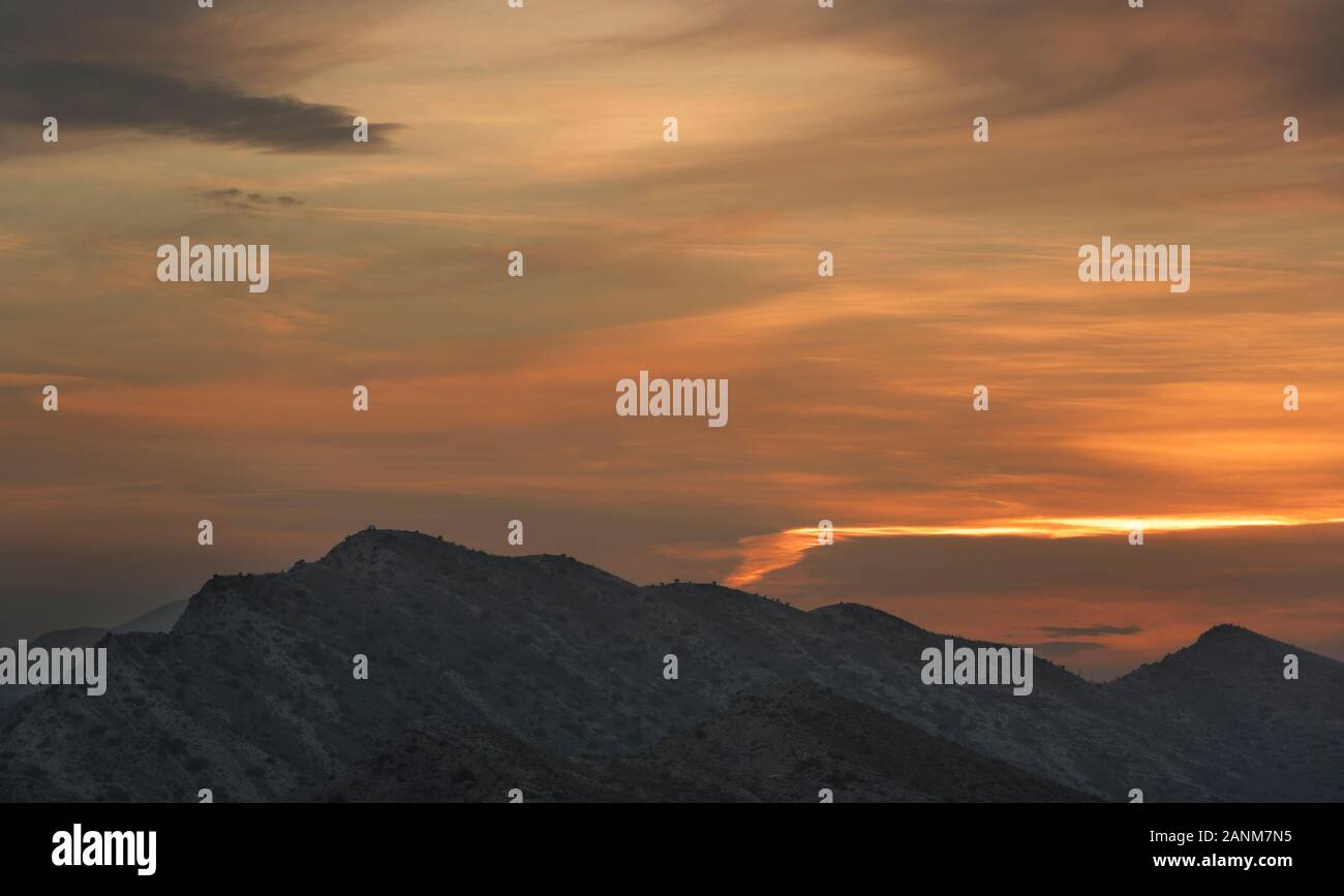 Coucher du soleil dans les montagnes d'Alicante, Espagne. Plan horizontal. Banque D'Images