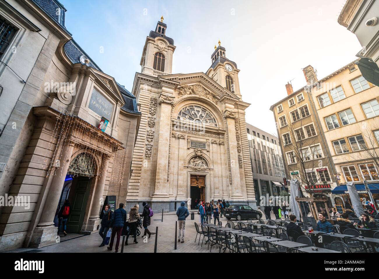 Lyon France , 2 janvier 2020 : Grand Hôtel-Dieu avec grand angle d'entrée façade et personnes à la terrasse de café à Lyon France Banque D'Images