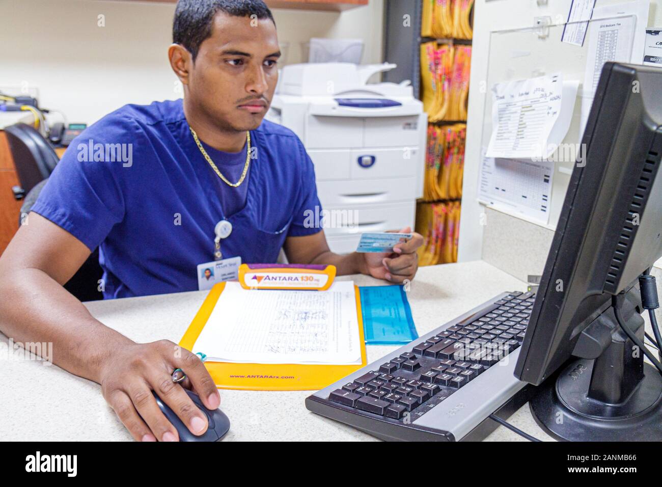 Miami Beach Florida, Mount Mt. Sinai Medical Center,centre,hôpital,santé,cabinet du médecin,hispanique homme hommes,service comptable,ordinateur,FL1 Banque D'Images