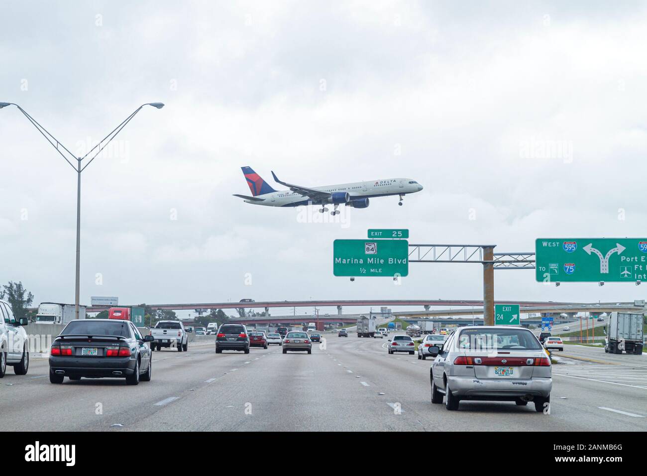 Fort ft. Lauderdale Florida,Interstate 95,trafic,avion commercial avion avion avion avion avion,avion,atterrissage,approche,jet,FLL,transporte Banque D'Images