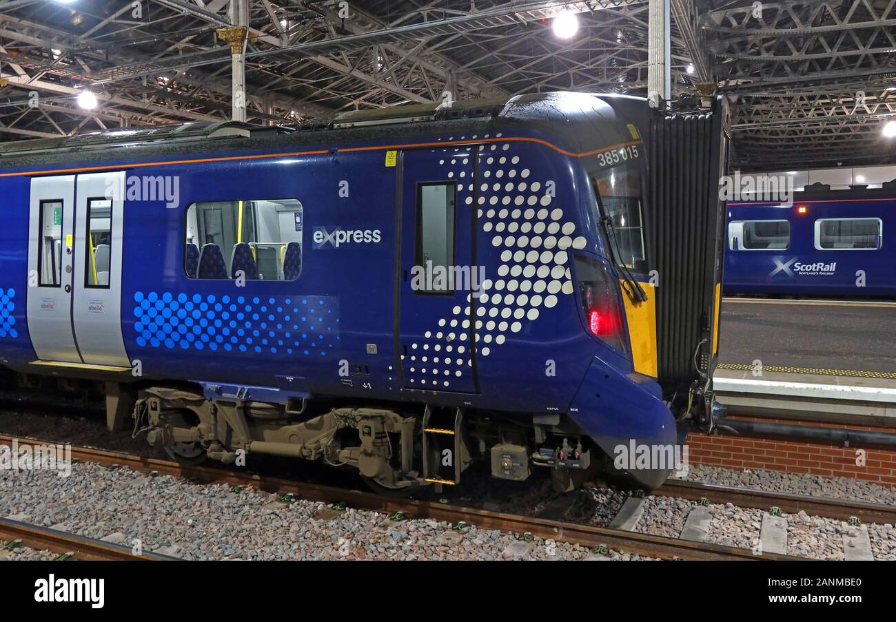Abellio Scotrail train à la gare de Waverley d'Édimbourg, Écosse la nuit, UK - Scotrail Franchise à résilier via la clause de rupture en 2022 Banque D'Images