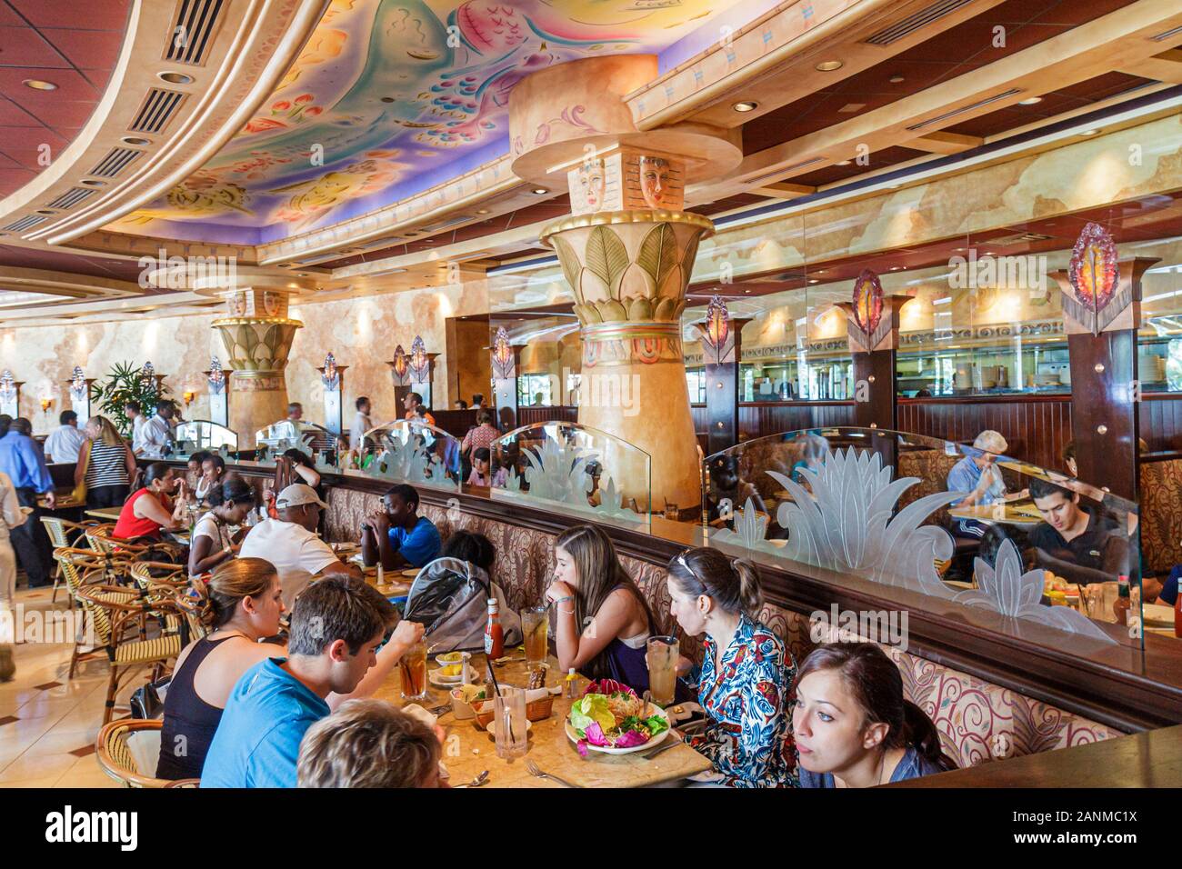 Miami Florida, Aventura, Aventura Mall, Cheesecake Factory, restaurant repas à manger dehors, intérieur, tables, dîners hommes hispaniques femmes Banque D'Images
