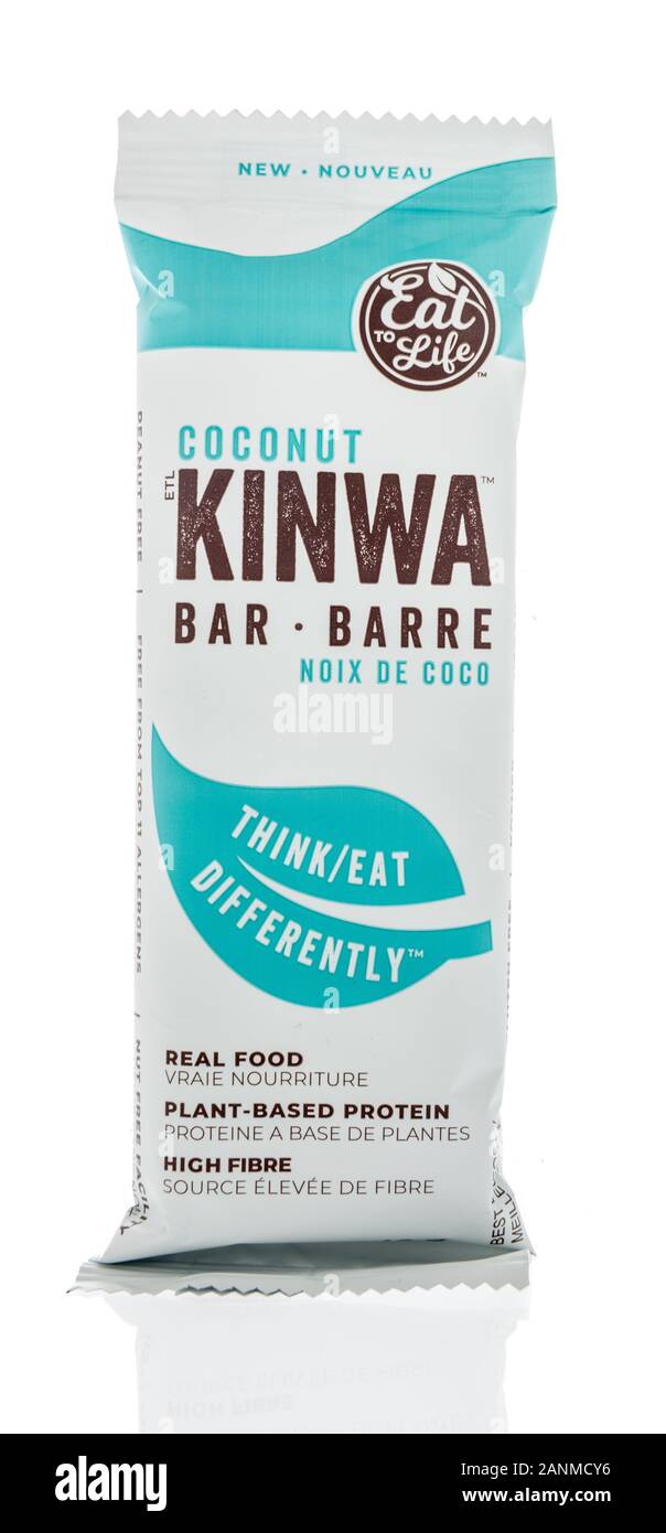 Winneconne, WI - 24 décembre 2019 : un paquet de manger à la vie Kinwa bar snack vegan sur un fond isolé Banque D'Images