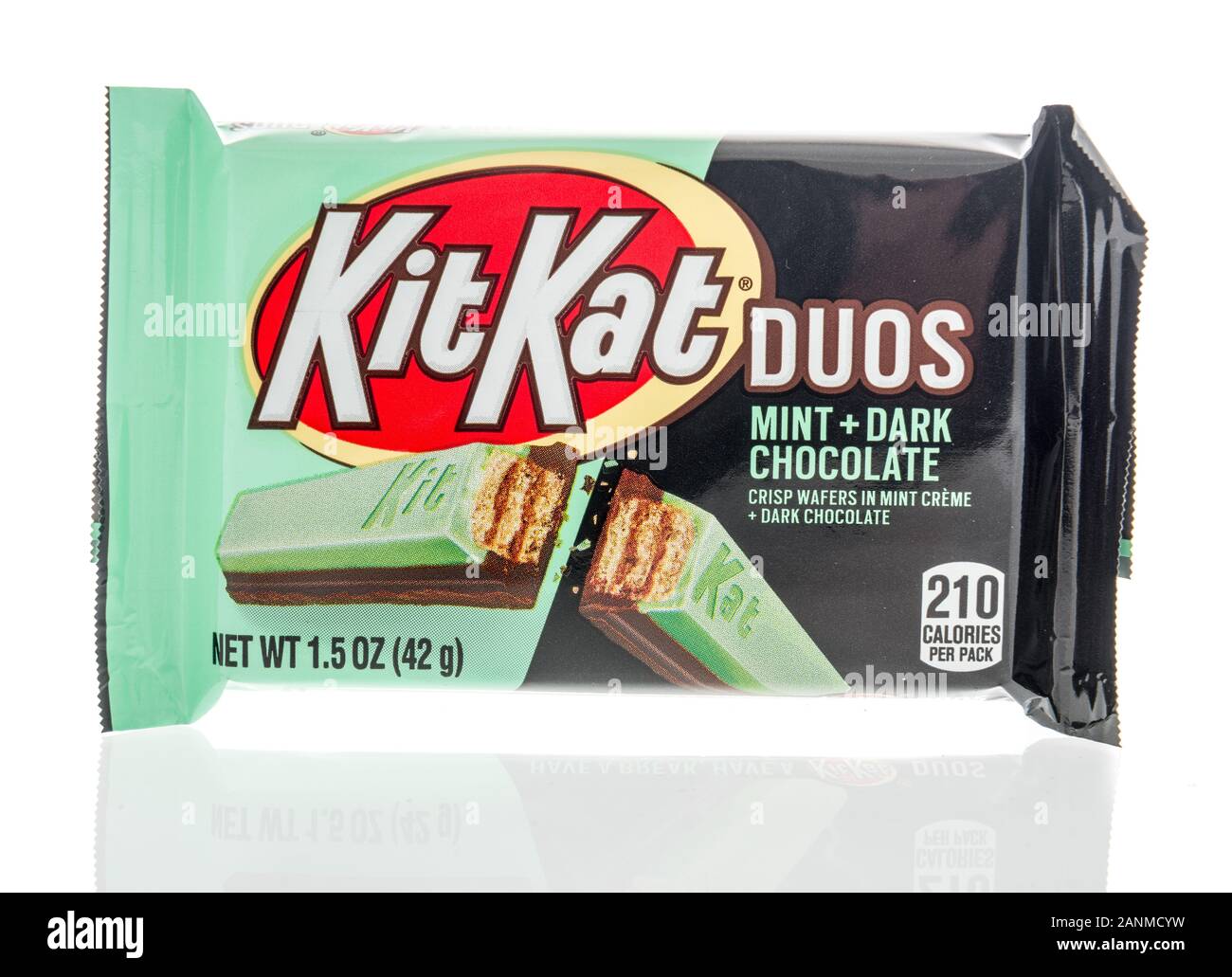 Winneconne, WI - 24 décembre 2019 : un paquet de KitKat duos menthe et chocolat noir candy bar snack sur un fond isolé Banque D'Images