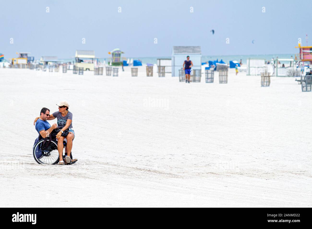 Miami Beach Florida, plage publique, fauteuil roulant, handicapés besoins spéciaux, homme hommes, femme femmes, FL100831067 Banque D'Images