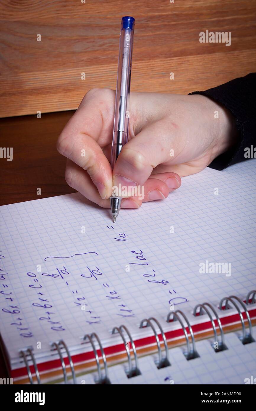 Part écrit des formules mathématiques dans un ordinateur portable Banque D'Images