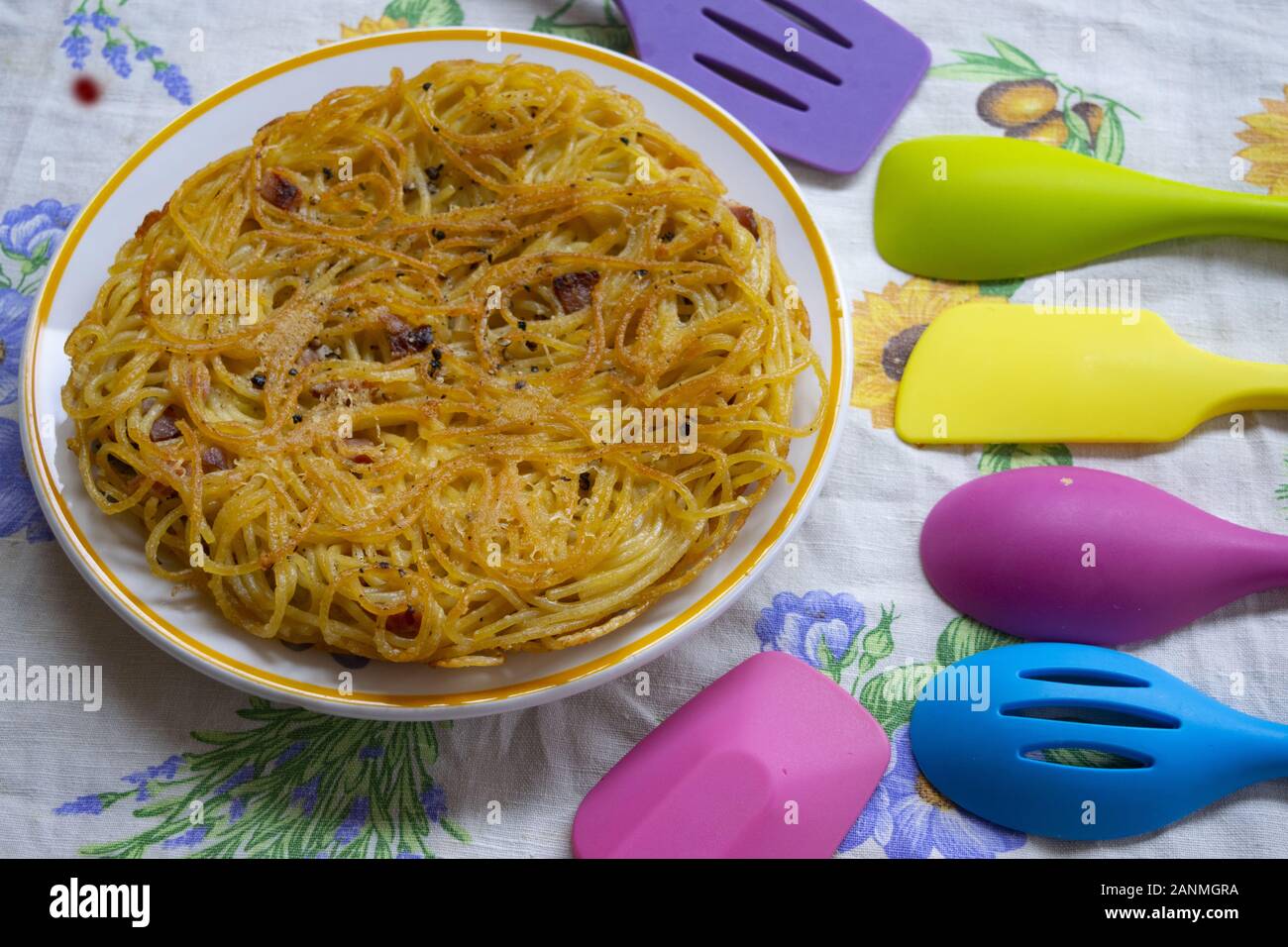 Frittata spaghetti dans un plat près de balanciers couleur Banque D'Images