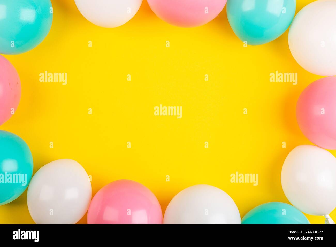 Joyeux anniversaire ballons sur fond jaune, vue de dessus. Style plat. Maquette, modèle, frais généraux. Contexte pour l'anniversaire, 8 mars, Saint-Valentin Banque D'Images