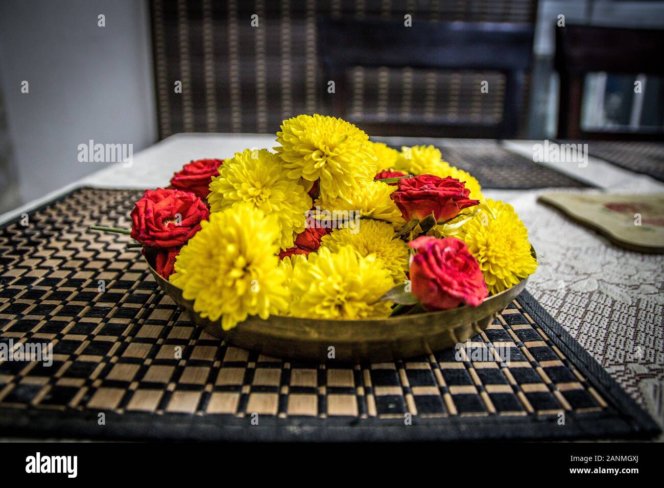 fleur se préparer pour les célébrations de la pooja pendant le festival Banque D'Images