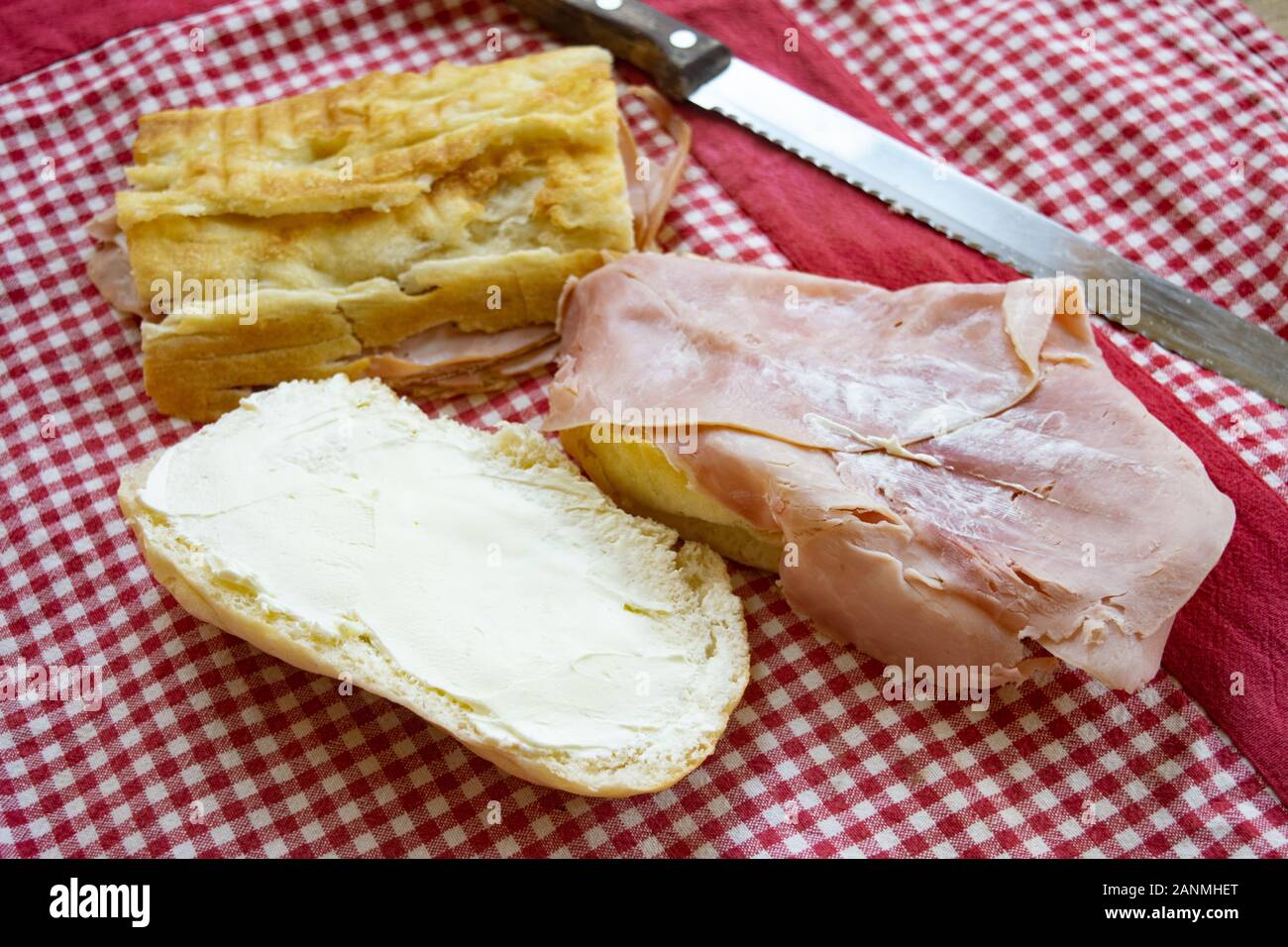 Baguette remplie de jambon cuit et la mayonnaise Banque D'Images