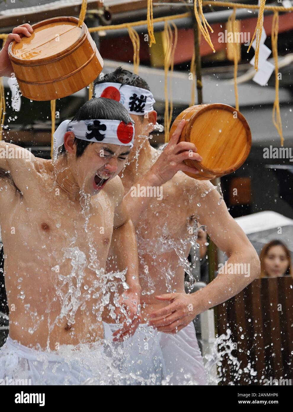 Tokyo, Japon. 18 janvier, 2020. Les participants se purifier par l'eau froide pendant la cérémonie d'endurance au froid 'Kanchu-Misogi» au Sanctuaire Kanda Myojin à Tokyo, Japon, le 18 janvier 2020. La cérémonie d'endurance d'eau froide est célébrée chaque année comme les participants estiment que leurs âmes sont purifiées en versant de l'eau froide sur son corps. Photo par Keizo Mori/UPI UPI : Crédit/Alamy Live News Banque D'Images