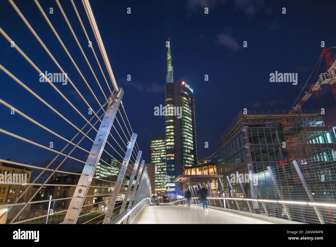 Milan city at night, Italie. Gae Aulenti carré avec la plus haute tour de l'Italie. Quartier financier important Banque D'Images