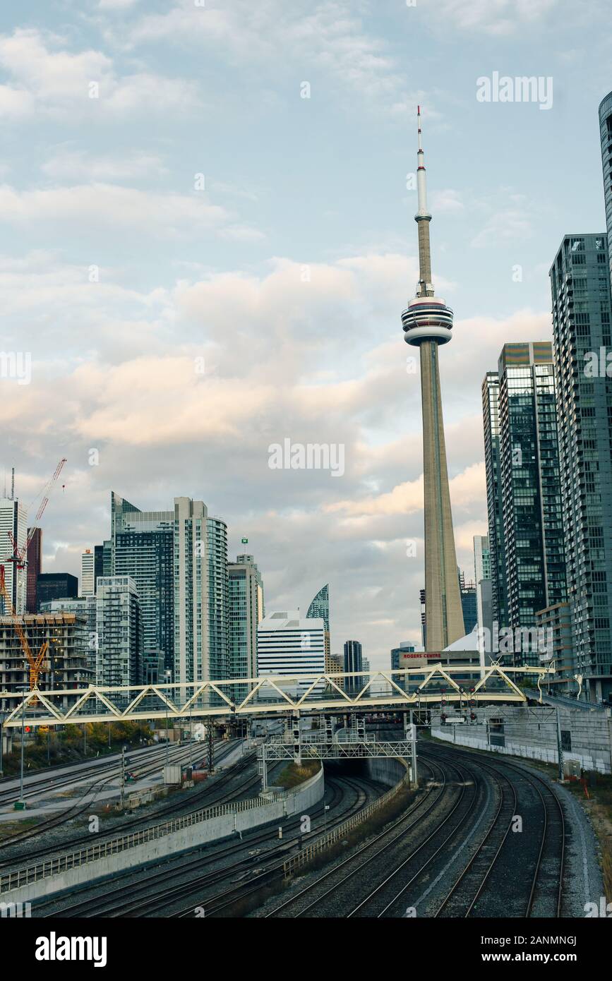 Soir vue depuis un immeuble de grande hauteur du quartier des gratte-ciel de Toronto Banque D'Images