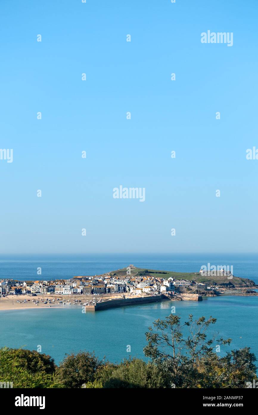 Vue aérienne de la ville balnéaire de Cornouailles et de vacances de St Ives en Cornouailles en septembre avec ciel bleu clair, England, UK Banque D'Images