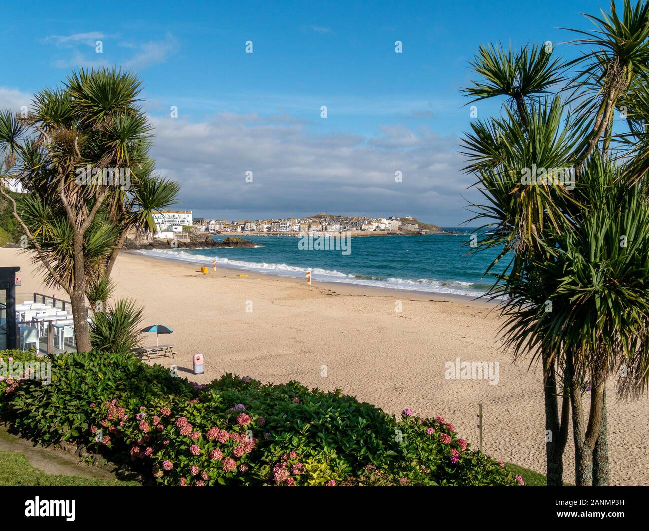 Avec le sable de la plage de Porthminster Cornish ville balnéaire et de villégiature de St Ives au-delà d'une soirée de fin d'été, Cornwall, England, UK Banque D'Images