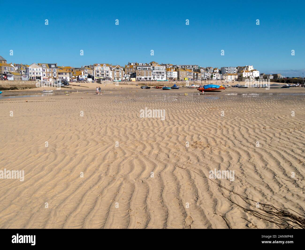 Rippled sand à St Ives Harbour à marée basse en été avec ciel bleu clair, St Ives, Cornwall, England, UK Banque D'Images