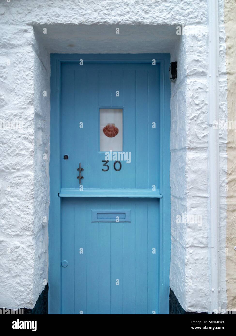 Peint en bleu avec porte avant à thème maritime cottage blanchis à la porte, St Ives, Cornwall, England, UK Banque D'Images