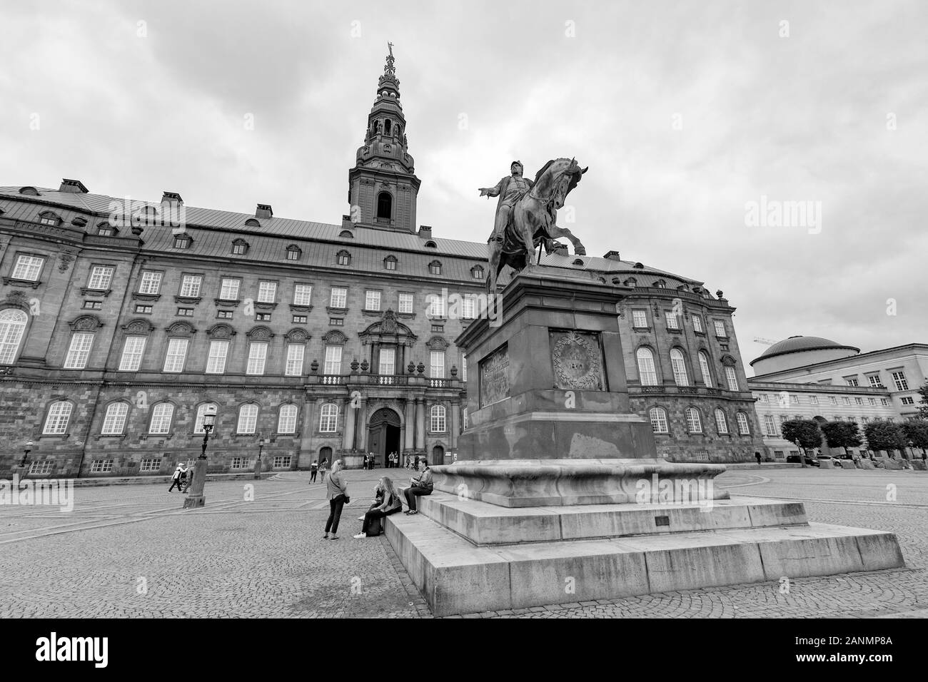 Copenhague, Danemark - Août 29 : personnes non identifiées à pied autour du palais de Christansborg à Copenhague, Danemark le 29 août 2016. Banque D'Images