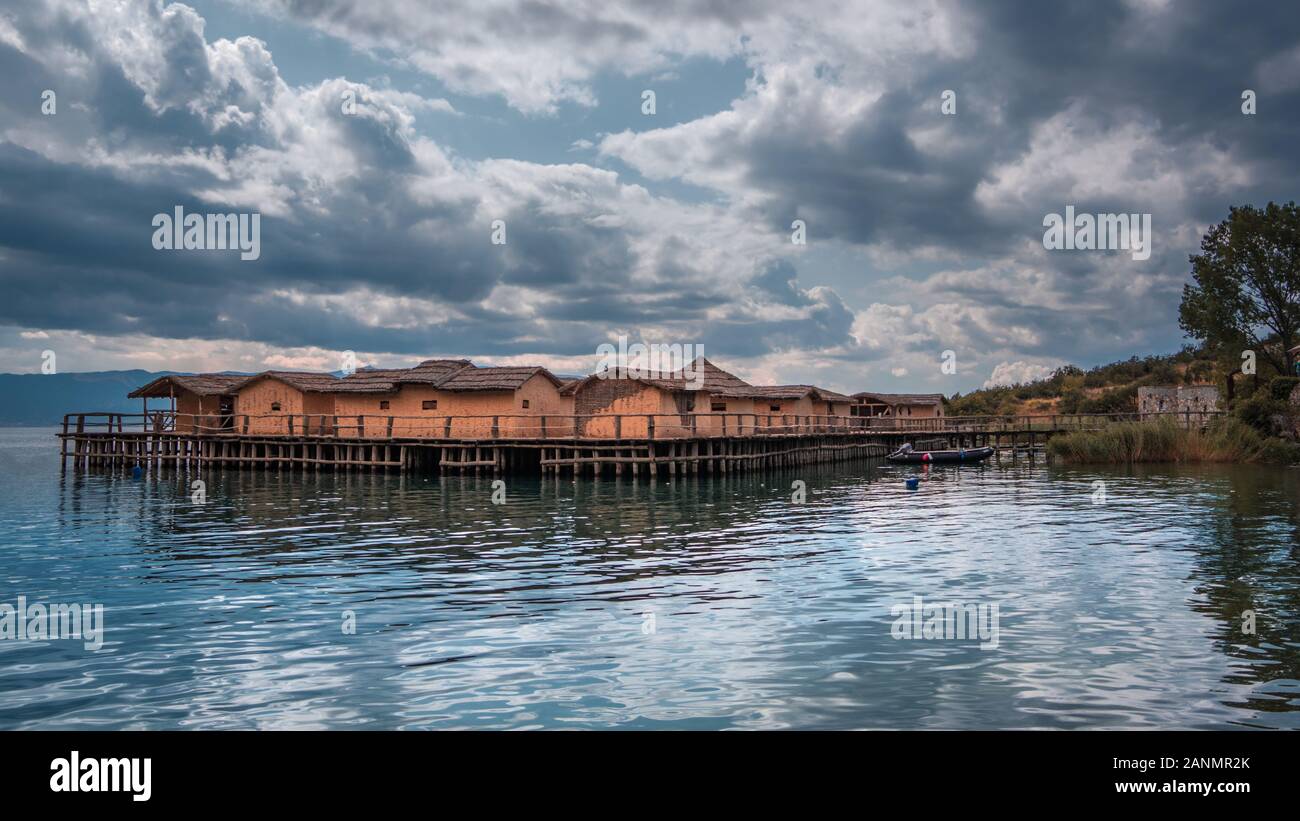 Panorama du musée sur l'eau dans la baie de Bones sur le lac Ohrid dans le nord de la Macédoine.Village sur le lac. Banque D'Images