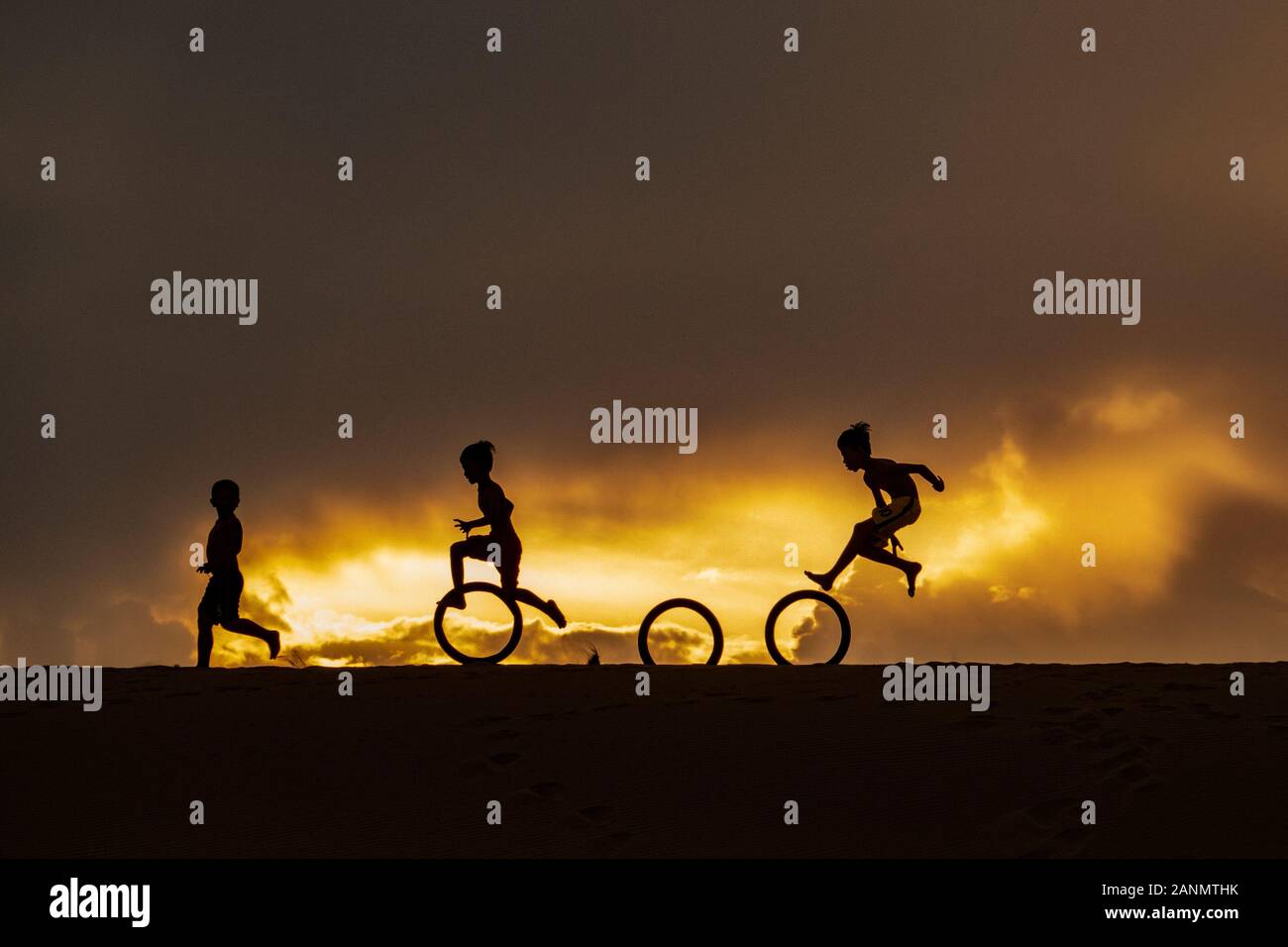 les enfants qui courir et jouent sur les dunes de sable au vietnam Banque D'Images