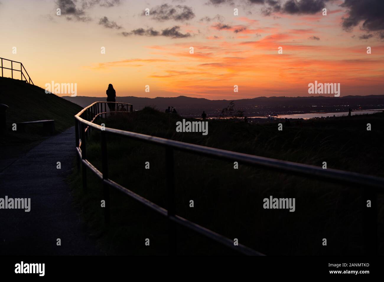 Les touristes à regarder le coucher du soleil à beautifule sur le mont Eden, Auckland Banque D'Images