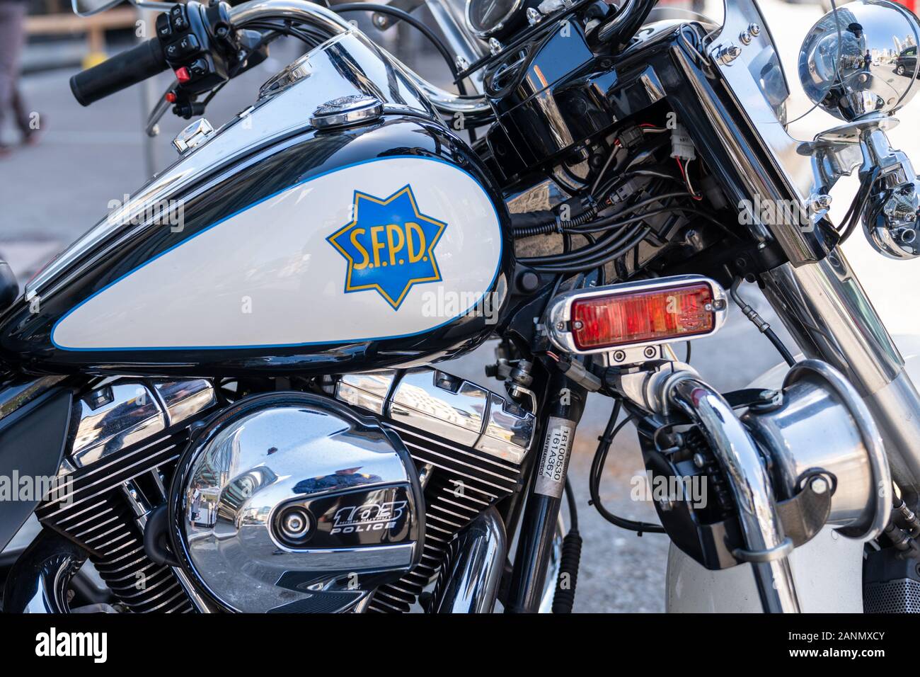 Gros plan d'une moto Harley-Davidson du département de police de San Francisco étincelante, San Francisco, États-Unis Banque D'Images