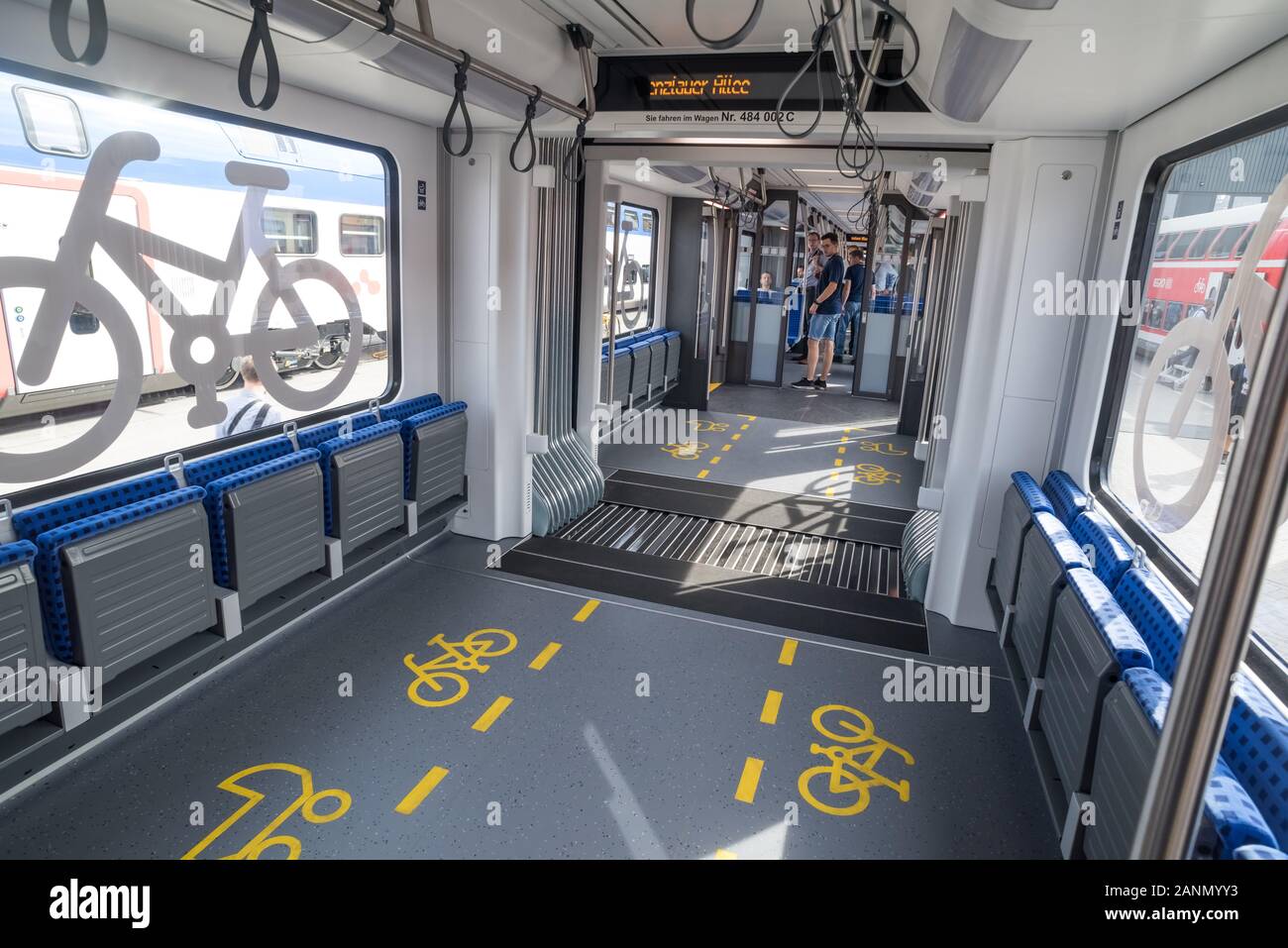 Berlin, neuer S-Bahn-Zug von Stadler, Type BR 483/484, Mehrzweckabteil Banque D'Images