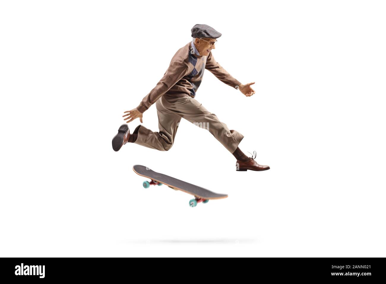 Vieil homme énergique avec un saut skateboard isolé sur fond blanc Banque D'Images
