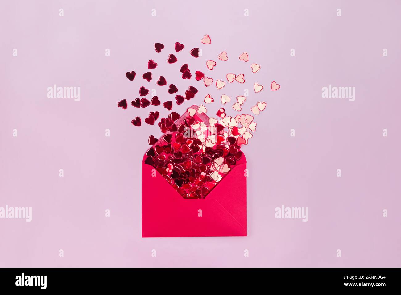 Valentine's Day Love letter concept. Enveloppe et l'avion de ce coeur rouge sur fond rose. Banque D'Images