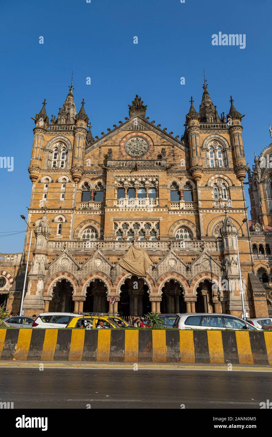 Vue rapprochée de Chhatrapati Shivaji Terminus anciennement Victoria Terminus à Mumbai, Inde est un site classé au patrimoine mondial de l'UNESCO et une statio ferroviaire historique Banque D'Images