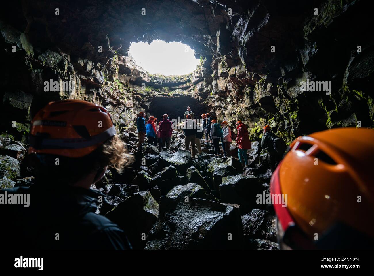 Porlakshafnarvegur, Islande - Juillet 3, 2018 : Groupe de personnes et les touristes d'explorer la grotte du tunnel de lave de Raufarholshellir en Islande. La grotte était naturellement Banque D'Images
