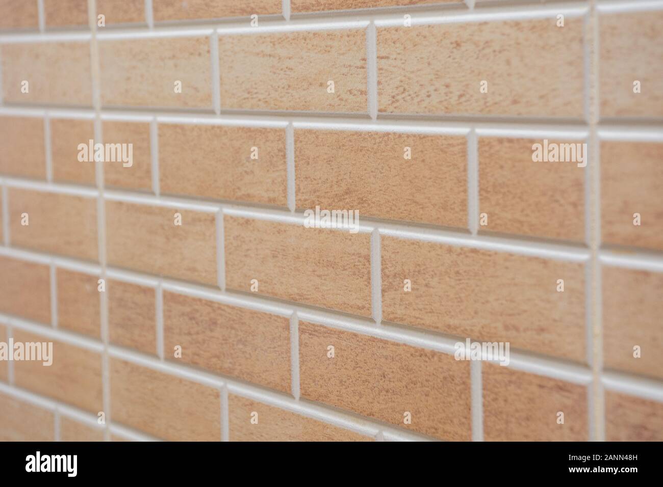 Vue en angle de la brique texturée Beige mur intérieur ou extérieur avec joint blanc. Un concept ou l'arrière-plan pour l'intérieur, la construction, le bricolage, ou bui Banque D'Images